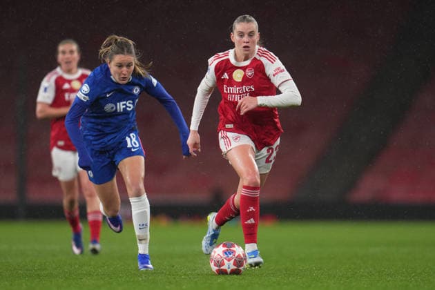 UEFA Women s Champions League Quarter-finals Arsenal v Chelsea Alessia Russo of Arsenal with the ball under pressure during the UEFA Women s Champions League Quarter-finals match Arsenal vs Chelsea at Arsenal Stadium, London, United Kingdom on 24 March 2026 (Photo by Harvey Murphy News Images) Copyright: xHarveyxMurphy NewsxImagesx