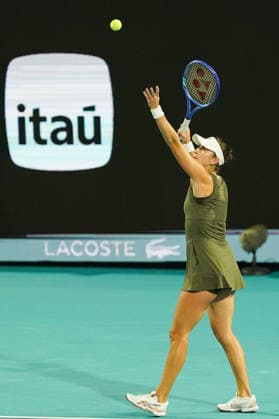 March 24, 2026, Miami Gardens, Florida, USA: Belinda Bencic (SUI) serves to Coco Gauff (not pictured) during the women s quarterfinals singles match at the 2026 Miami Open presented by Itau at Hard Rock Stadium. Miami Gardens USA - ZUMAw109 20260324_fap_w109_001 Copyright: xDebbyxWongx