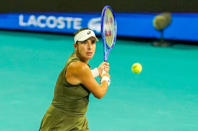 March 24, 2026, Miami Gardens, Florida, USA: Belinda Bencic (SUI) returns a shot to Coco Gauff (not pictured) during the women s quarterfinals singles match at the 2026 Miami Open presented by Itau at Hard Rock Stadium. Miami Gardens USA - ZUMAw109 20260324_fap_w109_005 Copyright: xDebbyxWongx