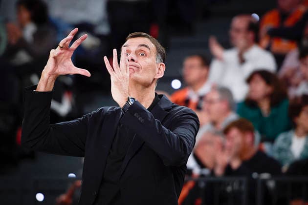 (260325) -- VALENCIA, March 25, 2026 -- Head coach of Olympiacos Piraeus, Georgios Bartzokas, gestures during the EuroLeague basketball match between Valencia and Olympiacos Piraeus in Valencia, Spain, on March 24, 2026. (Photo by Xinhua) (SP)SPAIN-VALENCIA-BASKETBALL-EUROLEAGUE-VALENCIA VS OLYMPIACOS PIRAEUS PabloxMorano 