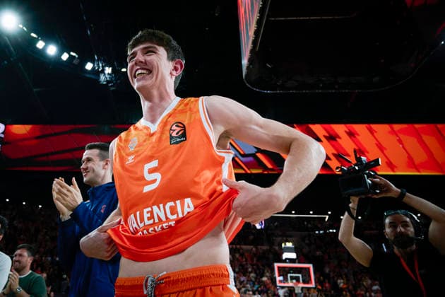 (260325) -- VALENCIA, March 25, 2026 -- Sergio De Larrea (front) of Valencia celebrates winning the EuroLeague basketball match between Valencia and Olympiacos Piraeus in Valencia, Spain, on March 24, 2026. (Photo by Xinhua) (SP)SPAIN-VALENCIA-BASKETBALL-EUROLEAGUE-VALENCIA VS OLYMPIACOS PIRAEUS PabloxMorano 