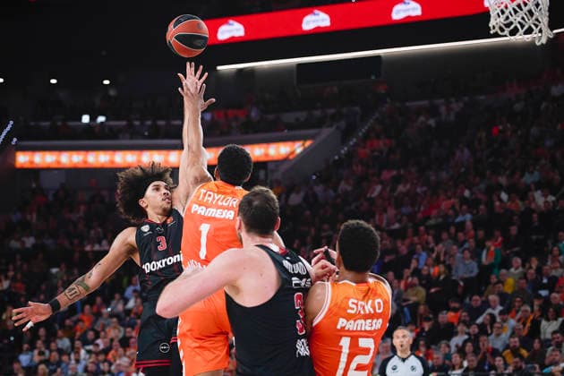 (260325) -- VALENCIA, March 25, 2026 -- Kameron Taylor (top R) of Valencia vies with Tyson Ward (top L) of Olympiacos Piraeus during the EuroLeague basketball match between Valencia and Olympiacos Piraeus in Valencia, Spain, on March 24, 2026. (Photo by Xinhua) (SP)SPAIN-VALENCIA-BASKETBALL-EUROLEAGUE-VALENCIA VS OLYMPIACOS PIRAEUS PabloxMorano 
