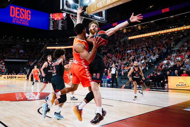 (260325) -- VALENCIA, March 25, 2026 -- Kameron Taylor (L) of Valencia vies with Thomas Walkup of Olympiacos Piraeus during the EuroLeague basketball match between Valencia and Olympiacos Piraeus in Valencia, Spain, on March 24, 2026. (Photo by Xinhua) (SP)SPAIN-VALENCIA-BASKETBALL-EUROLEAGUE-VALENCIA VS OLYMPIACOS PIRAEUS PabloxMorano 