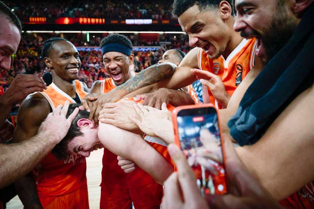 (260325) -- VALENCIA, March 25, 2026 -- Sergio De Larrea (C) of Valencia celebrates with his teammates after winning the EuroLeague basketball match between Valencia and Olympiacos Piraeus in Valencia, Spain, on March 24, 2026. (Photo by Xinhua) (SP)SPAIN-VALENCIA-BASKETBALL-EUROLEAGUE-VALENCIA VS OLYMPIACOS PIRAEUS PabloxMorano 