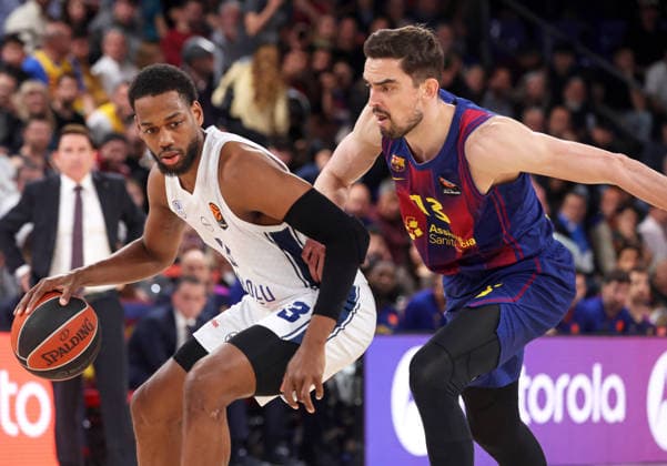 FC Barcelona, Barca v Anadolu Efes Istanbul - Euroleague 2025 2026 Tomas Satoransky and Jordan Loyd play during the match between FC Barcelona and Anadolu Efes Istanbul, part of round 32 of the Euroleague, at the Palau Blaugrana in Barcelona, Spain, on March 24, 2026. Barcelona Barcelona Spain  Copyright: xUrbanandsportx originalFilename:urbanandsport-fcbarcel260324_npH9a.jpg