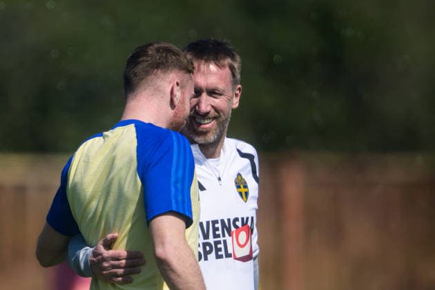 260325 Injured player Dejan Kulusevski gets a hug from head coach Graham Potter of the Swedish national football team during a training session on March 25, 2026 in Valencia Photo Joel Marklund BILDBYRAN kod JM JM0806 bbeng fotboll football soccer fotball vm kval fifa world cup qualifier qualifier träning practice training sverige sweden sverige a  Copyright: JOELxMARKLUND BB260325JM001