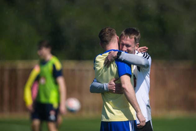 260325 Injured player Dejan Kulusevski gets a hug from head coach Graham Potter of the Swedish national football team during a training session on March 25, 2026 in Valencia Photo Joel Marklund BILDBYRAN kod JM JM0806 bbeng fotboll football soccer fotball vm kval fifa world cup qualifier qualifier träning practice training sverige sweden sverige a  Copyright: JOELxMARKLUND BB260325JM002