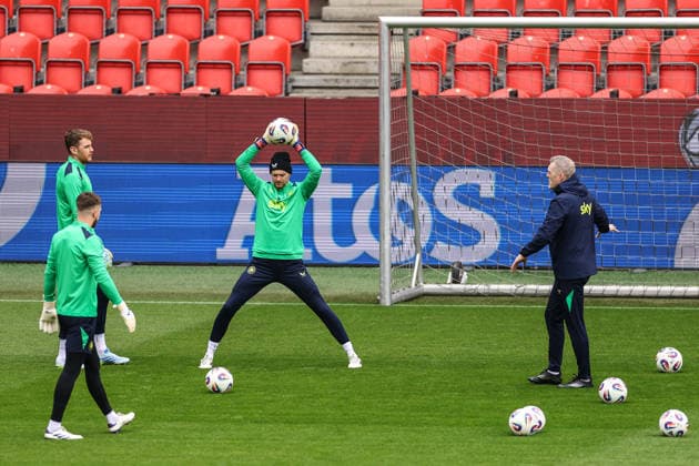 Republic of Ireland Squad Training, Fortune Arena, Prague, Czech Republic 25 3 2026 Goalkeepers Mark Travers, Josh Keeley and Caoimhin Kelleher with Goalkeeping Coach Gudmundur Hreidarsson Mark Travers, Josh Keeley and Caoimhin Kelleher with Gudmundur Hreidarsson 25 3 2026  Copyright: x INPHO BenxBradyx BB3_9183