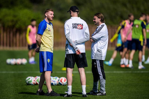 260325 Injured player Dejan Kulusevski and assistant coaches Andreas Georgson and Björn Hamberg of the Swedish national football team during a training session on March 25, 2026 in Valencia Photo Joel Marklund BILDBYRAN code JM JM0806 bbeng fotboll football soccer fotball vm kval fifa world cup qualifier qualifier träning practice training sverige sweden sverige a  Copyright: JOELxMARKLUND BB260325JM015