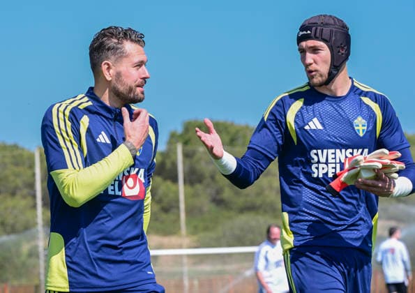 VALENCIA 20260325 The national football teams goalkeepers Kristoffer Nordfeldt and Noel Törnqvist during training at a training facility outside Valencia ahead of Thursdays World Cup qualifying playoff against Ukraine VALENCIA SPAIN x10030x  Copyright: xJonasxEkströmer TTx VM-KVAL HERRLANDSLAGET TRÄNING