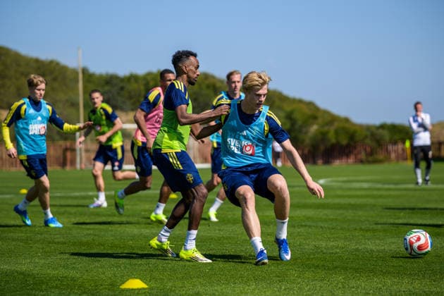 260325 Taha Abdi Ali and Lucas Bergvall of the Swedish national football team during a training session on March 25, 2026 in Valencia Photo Joel Marklund BILDBYRAN kod JM JM0806 bbeng fotboll football soccer fotball vm kval fifa world cup qualifier qualifier träning practice training sverige sweden sverige a  Copyright: JOELxMARKLUND BB260325JM039