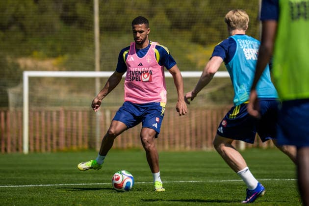 260325 Isak Hien of the Swedish national football team during a training session on March 25, 2026 in Valencia Photo Joel Marklund BILDBYRAN code JM JM0806 bbeng fotboll football soccer fotball vm kval fifa world cup qualifier qualifier träning practice training sverige sweden sverige a  Copyright: JOELxMARKLUND BB260325JM041