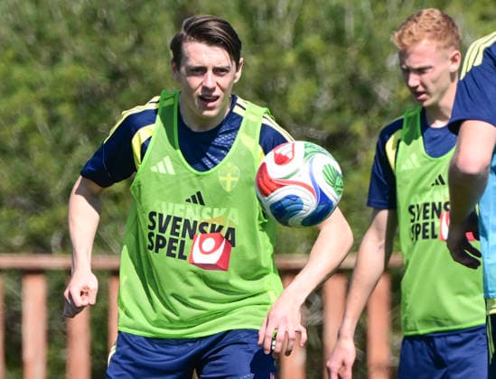 VALENCIA 20260325 Elliot Stroud and Hugo Larsson during the national football teams training at a training facility outside Valencia ahead of Thursdays World Cup qualifying playoff against Ukraine VALENCIA SPAIN x10030x  Copyright: xJonasxEkströmer TTx VM-KVAL HERRLANDSLAGET TRÄNING