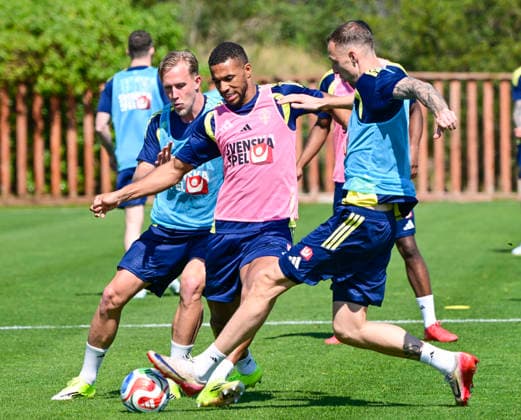VALENCIA 20260325 Herman Johansson, Isak Hien and Gustaf Nilsson during the national football teams training at a training facility outside Valencia ahead of Thursdays World Cup qualifying playoff against Ukraine VALENCIA SPAIN x10030x  Copyright: xJonasxEkströmer TTx VM-KVAL HERRLANDSLAGET TRÄNING