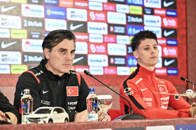 Ahead of Turkiye v Romania - 2026 FIFA World Cup, WM, Weltmeisterschaft, Fussball European Qualifiers ISTANBUL, TURKIYE - MARCH 25: Head Coach of Turkiye Vincenzo Montella (L) and Arda Guler (R) of Turkiye attend a press conference, PK, Pressekonferenz ahead of the 2026 FIFA World Cup European Qualifiers playoff round against Romania at Hasan Dogan National Teams Training and Education Facilities in Istanbul, Turkiye on March 25, 2026. Muhammed Enes Yildirim Anadolu Istanbul Turkey. Editorial use only. Please get in touch for any other usage.  Copyright: x2026xAnadoluxMuhammedxEnesxYildirimx