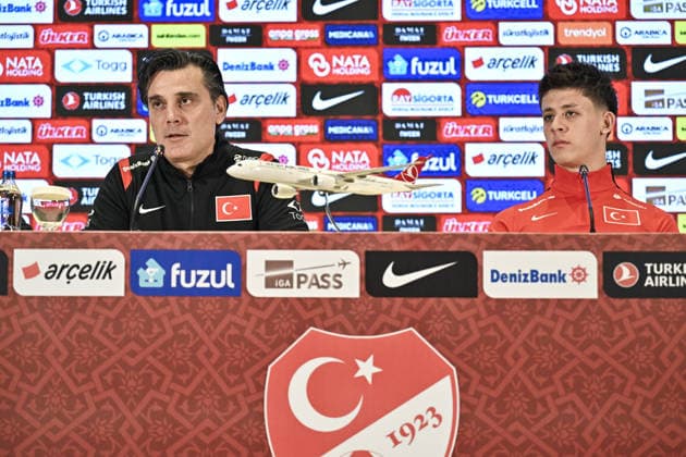Ahead of Turkiye v Romania - 2026 FIFA World Cup, WM, Weltmeisterschaft, Fussball European Qualifiers ISTANBUL, TURKIYE - MARCH 25: Head Coach of Turkiye Vincenzo Montella (L) and Arda Guler (R) of Turkiye attend a press conference, PK, Pressekonferenz ahead of the 2026 FIFA World Cup European Qualifiers playoff round against Romania at Hasan Dogan National Teams Training and Education Facilities in Istanbul, Turkiye on March 25, 2026. Muhammed Enes Yildirim Anadolu Istanbul Turkey. Editorial use only. Please get in touch for any other usage.  Copyright: x2026xAnadoluxMuhammedxEnesxYildirimx