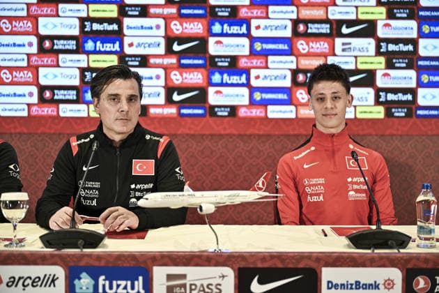 Ahead of Turkiye v Romania - 2026 FIFA World Cup, WM, Weltmeisterschaft, Fussball European Qualifiers ISTANBUL, TURKIYE - MARCH 25: Head Coach of Turkiye Vincenzo Montella (L) and Arda Guler (R) of Turkiye attend a press conference, PK, Pressekonferenz ahead of the 2026 FIFA World Cup European Qualifiers playoff round against Romania at Hasan Dogan National Teams Training and Education Facilities in Istanbul, Turkiye on March 25, 2026. Muhammed Enes Yildirim Anadolu Istanbul Turkey. Editorial use only. Please get in touch for any other usage.  Copyright: x2026xAnadoluxMuhammedxEnesxYildirimx