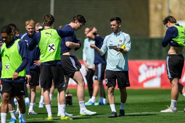 SOCCER - OEFB, training camp MARBELLA,SPAIN,25.MAR.26 - SOCCER - OEFB, Oesterreichischer Fussball-Bund, training camp. Image shows Michael Gregoritsch and assistant coach Stefan Oesen (AUT).  GEPAxpictures xChristianxMoser