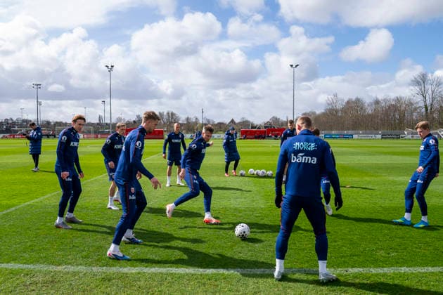 Training with the Norwegian men s national football team Amsterdam , Netherlands 20260325 Kristian Thorstvedt, Marcus Holmgren Pedersen, Kristoffer Vassbakk Köpp Ajer, Leo Skiri ostigard, Odin Bjortuft, Alexander Sorloth, Julian Ryerson and Jens Petter Hauge during a training session with the Norwegian men s national football team at the AZ Alkmaar training Complex Photo Fredrik Varfjell NTB Amsterdam Netherlands EDITORIAL USE ONLY RESTRICTED USE FOR BETTING COMPANIES  Copyright: xFredrikxVarfjellx xNTBx