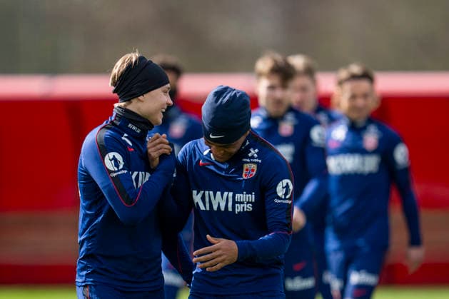 Training with the Norwegian men s national football team Amsterdam , Netherlands 20260325 Andreas Schjelderup and Oscar Bobb during a training session with the Norwegian men s national football team at the AZ Alkmaar training Complex Photo Fredrik Varfjell NTB Amsterdam Netherlands EDITORIAL USE ONLY RESTRICTED USE FOR BETTING COMPANIES  Copyright: xFredrikxVarfjellx xNTBx