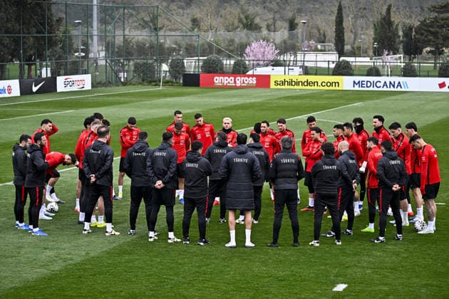 Turkiye s final training session in Istanbul ahead of Romania match ISTANBUL, TURKIYE - MARCH 25: Vincenzo Montella, head coach of the Turkish National Football Team, manages the team s final training session at the TFF Hasan Dogan National Teams Camp and Training Facilities in Istanbul, Turkiye on March 25, 2026. The session was held ahead of the 2026 FIFA World Cup, WM, Weltmeisterschaft, Fussball European Qualifiers play-off semi-final match against Romania. Muhammed Enes Yildirim Anadolu Istanbul Turkey. Editorial use only. Please get in touch for any other usage.  Copyright: x2026xAnadoluxMuhammedxEnesxYildirimx