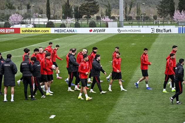 Turkiye s final training session in Istanbul ahead of Romania match ISTANBUL, TURKIYE - MARCH 25: Vincenzo Montella, head coach of the Turkish National Football Team, manages the team s final training session at the TFF Hasan Dogan National Teams Camp and Training Facilities in Istanbul, Turkiye on March 25, 2026. The session was held ahead of the 2026 FIFA World Cup, WM, Weltmeisterschaft, Fussball European Qualifiers play-off semi-final match against Romania. Muhammed Enes Yildirim Anadolu Istanbul Turkey. Editorial use only. Please get in touch for any other usage.  Copyright: x2026xAnadoluxMuhammedxEnesxYildirimx