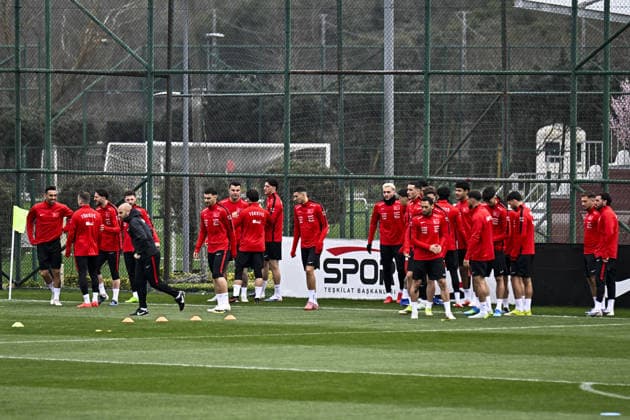 Turkiye s final training session in Istanbul ahead of Romania match ISTANBUL, TURKIYE - MARCH 25: Players of Turkiye attend the team s final training session at the TFF Hasan Dogan National Teams Camp and Training Facilities in Istanbul, Turkiye on March 25, 2026. The session was held ahead of the 2026 FIFA World Cup, WM, Weltmeisterschaft, Fussball European Qualifiers play-off semi-final match against Romania. Muhammed Enes Yildirim Anadolu Istanbul Turkey. Editorial use only. Please get in touch for any other usage.  Copyright: x2026xAnadoluxMuhammedxEnesxYildirimx