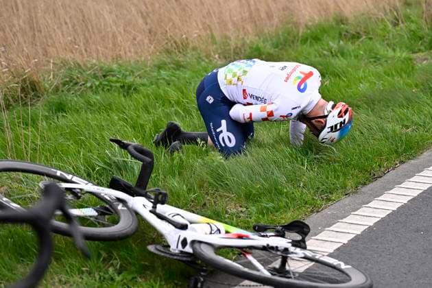 Sport Bilder des Tages Tour of Bruges 2026 Cycling Race BRUGGE, BELGIUM - MARCH 25 : crash of Tesson Jason (FRA) of TotalEnergies during the 50th edition of Tour of Bruges an UCI World Tour 1.UWT one day cycling road race for Men Elite of 202.9 km with start in Brugge and finish in Brugge on March 25, 2026 in Brugge, Belgium, 25 03 2026 ( Motordriver Kenny Verfaillie - Brugge Belgium  Copyright: xTomasxSiskx
