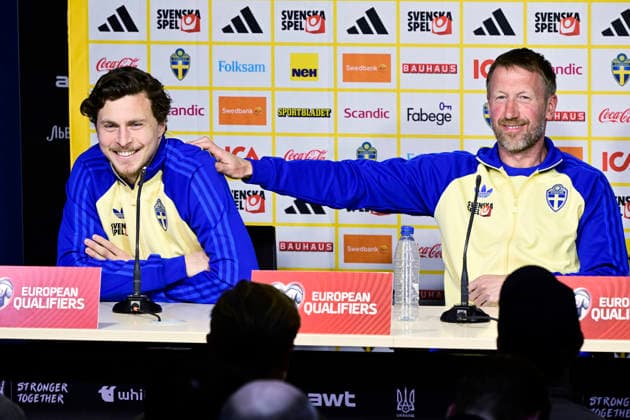 VALENCIA, SPAIN 20260325 Sweden s captain Victor Nilsson Lindelöf and national team captain Graham Potter during today s press conference at Estadi Ciutat de Valencia ahead of Thursday s World Cup qualifying playoff against Ukraine VALENCIA SPAIN x10030x  Copyright: xJonasxEkströmer TTx WORLD CUP QUALIFYING PRESS CONFERENCE