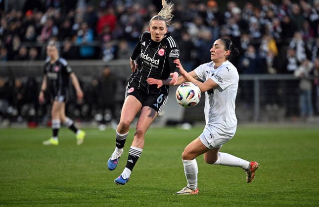 25 03 2026, xjhx, Football UEFA Women s Europa Cup, Eintracht Frankfurt BK Häcken v l Elisa Senss Senß Eintracht Frankfurt Frauen , Nesrin Akgün BK Häcken DFL DFB REGULATIONS PROHIBIT ANY USE OF PHOTOGRAPHS as IMAGE SEQUENCES and or QUASI VIDEO Frankfurt am Main
