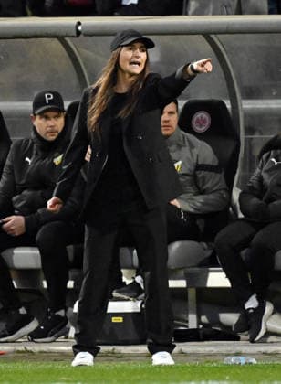 25 03 2026, xjhx, Football UEFA Women s Europa Cup, Eintracht Frankfurt BK Häcken v l Coach Elena Sadiku BK Häcken gives instructions DFL DFB REGULATIONS PROHIBIT ANY USE OF PHOTOGRAPHS as IMAGE SEQUENCES and or QUASI VIDEO Frankfurt am Main