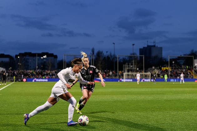 260325 Felicia Schröder of Häcken and Nina Luhrben of Eintracht Frankfurt during the UEFA Women s Europa Cup semifinal between Eintracht Frankfurt and Häcken on March 25, 2026 in Frankfurt Photo Mathias Bergeld BILDBYRAN kod MB MB1357 fotboll football soccer fotball europa cup eintracht frankfurt häcken uefa womens europa cup dam bbeng semifinal  Copyright: MATHIASxBERGELD BB260325MB038