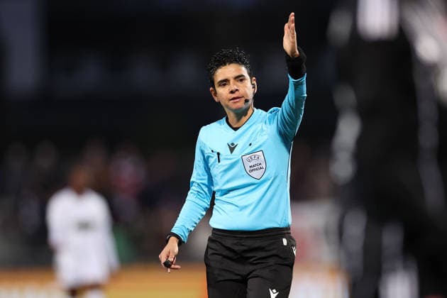 FRANKFURT AM MAIN, GERMANY 25 03 2026 UEFA Women™s Europa Cup semi-final first leg between Eintracht Frankfurt Women and BK Haecken FF at Stadion am Brentanobad in Frankfurt am Main v l , referee Catarina Campos gives instructions, gesticulates, gestures with arms gives instructions, gesticulate Copyright: JoaquimxFerreira