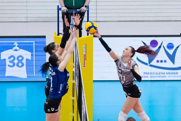 1 Volleyball Bundesliga Womens Playoffs Quarterfinals Schwarz Weiss Erfurt vs Allianz MTV Stuttgart Erfurt 25 03 2026 Isabel KovaÄiÄ‡ 11 Schwarz Weiss Erfurt vs Mikala Mogensen 16 Allianz MTV Stuttgart top and Jasmine Gross 3 Allianz MTV Stuttgart front 1 Volleyball Bundesliga Womens Playoffs Quarterfinals Schwarz Weiss Erfurt vs Allianz MTV Stuttgart Riethsporthalle Erfurt 25 03 2026 Copyright: xBEAUTIFULxSPORTS Duehringx