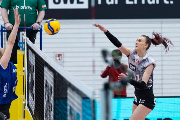 1 Volleyball Bundesliga womens playoffs quarter-finals Schwarz Weiss Erfurt vs Allianz MTV Stuttgart Erfurt 25 03 2026 Isabel KovaÄiÄ‡ 11 Schwarz Weiss Erfurt vs Antonia Stautz 6 Allianz MTV Stuttgart 1 Volleyball Bundesliga womens playoffs quarter-finals Schwarz Weiss Erfurt vs Allianz MTV Stuttgart Riethsporthalle Erfurt 25 03 2026 Copyright: xBEAUTIFULxSPORTS Duehringx