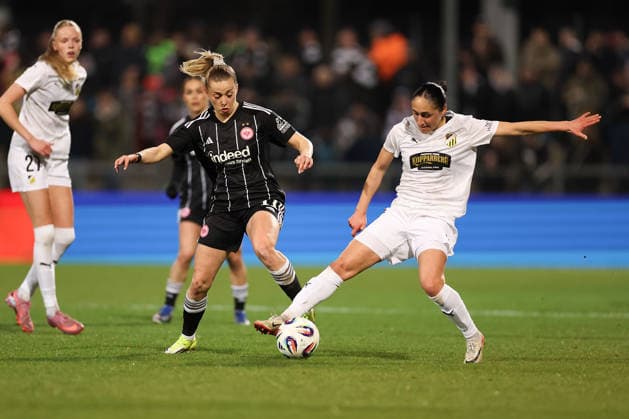 FRANKFURT AM MAIN, GERMANY 25 03 2026 UEFA Women™s Europa Cup semi-final first leg between Eintracht Frankfurt Women and BK Haecken FF at the Stadion am Brentanobad in Frankfurt am Main f l , Nina Luehrssen Eintracht Frankfurt , Nesrin Akguen BK Haecken FF duel, action, action, battles for the ball Copyright: JoaquimxFerreira