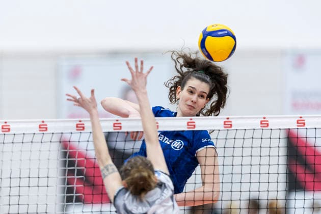 1 Volleyball Bundesliga Womens Playoffs Quarterfinals Schwarz Weiss Erfurt vs Allianz MTV Stuttgart Erfurt 25 03 2026 Lucia Varela 12 Allianz MTV Stuttgart vs Elizabeth Sandbothe 2 Schwarz Weiss Erfurt 1 Volleyball Bundesliga Womens Playoffs Quarterfinals Schwarz Weiss Erfurt vs Allianz MTV Stuttgart Riethsporthalle Erfurt 25 03 2026 Copyright: xBEAUTIFULxSPORTS Duehringx
