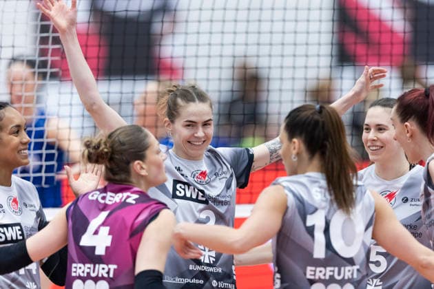 1 Volleyball Bundesliga womens playoffs quarter-finals Schwarz Weiss Erfurt vs Allianz MTV Stuttgart Erfurt 25 03 2026 Cheers, Elizabeth Sandbothe 2 Schwarz Weiss Erfurt and team 1 Volleyball Bundesliga womens playoffs quarter-finals Schwarz Weiss Erfurt vs Allianz MTV Stuttgart Riethsporthalle Erfurt 25 03 2026 Copyright: xBEAUTIFULxSPORTS Duehringx