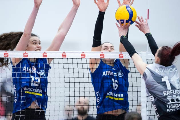 1 Volleyball Bundesliga womens playoffs quarter-finals Schwarz Weiss Erfurt vs Allianz MTV Stuttgart Erfurt 25 03 2026 Isabel KovaÄiÄ‡ 11 Schwarz Weiss Erfurt vs Lucia Varela 12 Allianz MTV Stuttgart left and Mikala Mogensen 16 Allianz MTV Stuttgart right 1 Volleyball Bundesliga womens playoffs quarter-finals Schwarz Weiss Erfurt vs Allianz MTV Stuttgart Riethsporthalle Erfurt 25 03 2026 Copyright: xBEAUTIFULxSPORTS Duehringx