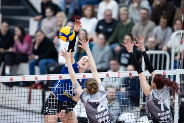 1 Volleyball Bundesliga Womens Playoffs Quarterfinals Schwarz Weiss Erfurt vs Allianz MTV Stuttgart Erfurt 25 03 2026 Mikala Mogensen 16 Allianz MTV Stuttgart vs Elizabeth Sandbothe 2 Schwarz Weiss Erfurt in front and E11 right 1 Volleyball Bundesliga Womens Playoffs Quarterfinals Schwarz Weiss Erfurt vs Allianz MTV Stuttgart Riethsporthalle Erfurt 25 03 2026 Copyright: xBEAUTIFULxSPORTS Duehringx