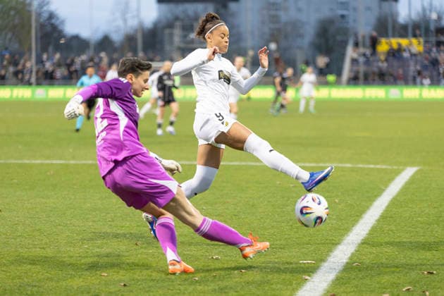 UEFA Womens Europa Cup Eintracht Frankfurt BK Häcken, 25 03 2026 Lina Altenburg Eintracht Frankfurt 12 kicks the ball away and Felicia Schröder BK Häcken 9 tries to block, Eintracht Frankfurt BK Häcken, Frankfurt, Stadion am Brentanobad, 25 3 2026 Copyright: xBEAUTIFULxSPORTS Gawlikx