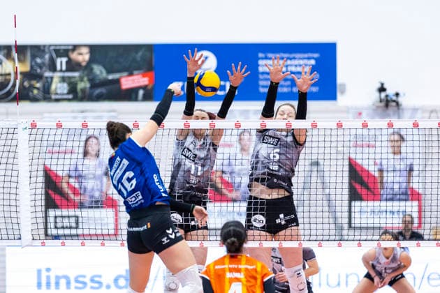 1 Volleyball Bundesliga womens playoffs quarter-finals Schwarz Weiss Erfurt vs Allianz MTV Stuttgart Erfurt 25 03 2026 Mikala Mogensen 16 Allianz MTV Stuttgart vs Isabel KovaÄiÄ‡ 11 Schwarz Weiss Erfurt center and Lena Linke 6 Schwarz Weiss Erfurt right 1 Volleyball Bundesliga womens playoffs quarter-finals Schwarz Weiss Erfurt vs Allianz MTV Stuttgart Riethsporthalle Erfurt 25 03 2026 Copyright: xBEAUTIFULxSPORTS Duehringx