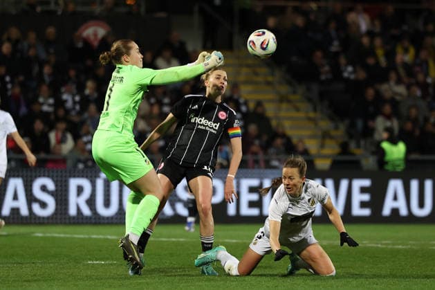 FRANKFURT AM MAIN, GERMANY 25 03 2026 UEFA Women™s Europa Cup semi-final first leg between Eintracht Frankfurt Women and BK Haecken FF at Stadion am Brentanobad in Frankfurt am Main v l , goalkeeper Fanney Birkisdottir BK Haecken FF , Laura Freigang Eintracht Frankfurt , Aivi Luik BK Haecken FF , zweikampf, action, aktion, battles for the ball, in aktion, in action, Copyright: JoaquimxFerreira