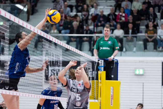 1 Volleyball Bundesliga Womens Playoffs Quarterfinals Schwarz Weiss Erfurt vs Allianz MTV Stuttgart Erfurt 25 03 2026 Emilie Respaut 5 Schwarz Weiss Erfurt vs Jasmine Gross 3 Allianz MTV Stuttgart 1 Volleyball Bundesliga Womens Playoffs Quarterfinals Schwarz Weiss Erfurt vs Allianz MTV Stuttgart Riethsporthalle Erfurt 25 03 2026 Copyright: xBEAUTIFULxSPORTS Duehringx
