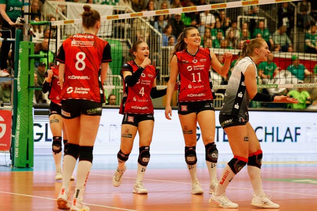 Volleyball I Women I Season 2025 2026 I Bundesliga I Playoff quarter-finals 2 I USC Münster Dresdner SC I 25 03 2026 Jette Kuipers 8, Dresdner SC Emma Grome 4, Dresdner SC Amanda Siksna 11, Dresdner SC Cheering after winning a point Münster Sporthalle Berg Fidel North Rhine-Westphalia Germany Copyright: xLobeca CedricxSiefkerx