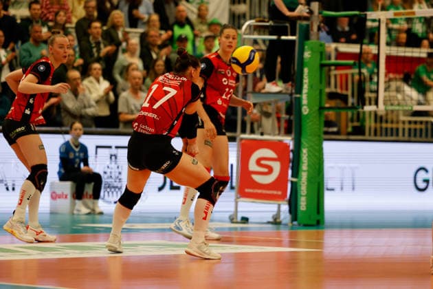 Volleyball I Women I Season 2025 2026 I Bundesliga I Playoff quarter-final 2 I USC Münster Dresdner SC I 25 03 2026 Lorena Lorber Fijok 17, Dresdner SC takes the ball after a serve from USC Münster Münster Sporthalle Berg Fidel North Rhine-Westphalia Germany Copyright: xLobeca CedricxSiefkerx