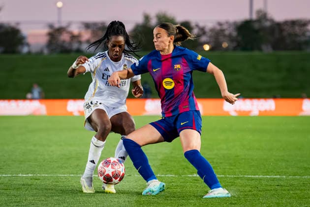 Real Madrid CF v FC Barcelona, Barca - UEFA Women s Champions League 2025 26 Quarter-finals First Leg Naomie Feller of Real Madrid CF (L) and Clara Serrajordi of FC Barcelona (R) fights for the ball during the UEFA Women s Champions League 2025 26 Quarter-finals First Leg match between Real Madrid CF and FC Barcelona at Estadio Alfredo Di Stefano on March 25, 2026 in Madrid, Spain. Valdebebas Estadio Alfredo Di Stefano Madrid Spain Copyright: xAlbertoxGardinx AGardin_20260325_W_Champ_Rea_Mad_Bar_0760
