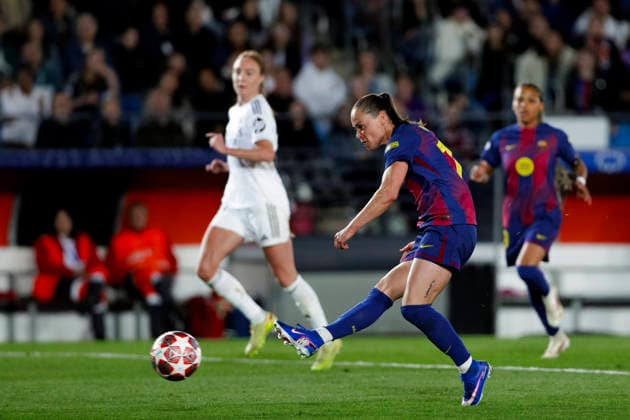 UEFA Women s Champions League - Real Madrid vs Barcelona MADRID, SPAIN -March 25:Ewa Pajor of Barcelona scores a goal during the UEFA Women s Champions League quarterfinals First leg match between Real Madrid and Barcelona at Alfredo Di Stefano stadium in Madrid.(Photo by Guillermo Martinez f22photo) Madrid Alfredo Di Stefano Stadium Spain Copyright: xGuillermoxMartinezx