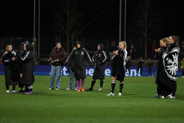 FRANKFURT AM MAIN, GERMANY 25 03 2026 UEFA Women™s Europa Cup semi-final first leg between Eintracht Frankfurt Women and BK Haecken FF at Stadion am Brentanobad in Frankfurt am Main v l , the Eintracht Frankfurt team thanks the fans, thank, thanks team after the match, after the match thanks the fans, applauds the fans, disappointed, disappointed looking, dissapointed, sad, frustrated, frustrated, frustrated Copyright: JoaquimxFerreira