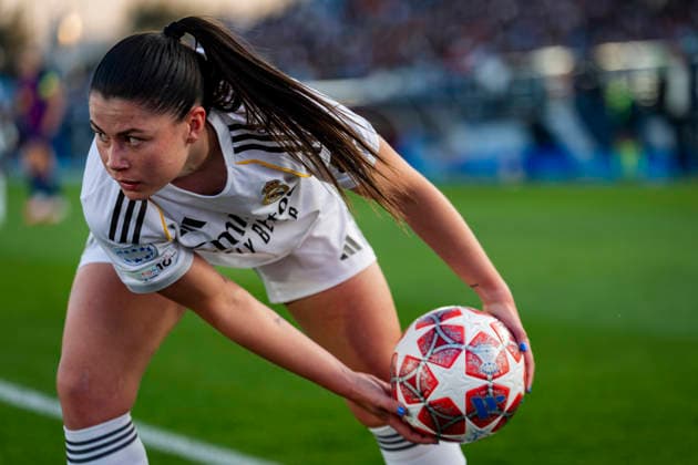Real Madrid CF v FC Barcelona, Barca - UEFA Women s Champions League 2025 26 Quarter-finals First Leg Maria Mendez of Real Madrid CF catches the ball during the UEFA Women s Champions League 2025 26 Quarter-finals First Leg match between Real Madrid CF and FC Barcelona at Estadio Alfredo Di Stefano on March 25, 2026 in Madrid, Spain. Valdebebas Estadio Alfredo Di Stefano Madrid Spain Copyright: xAlbertoxGardinx AGardin_20260325_W_Champ_Rea_Mad_Bar_0762